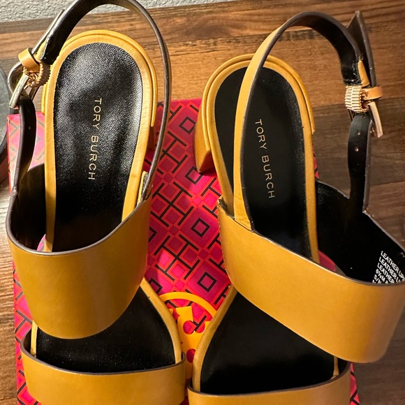 NWT Tory Burch DOUBLE T HEELED SANDAL Size 6.5 - Picture 3 of 6